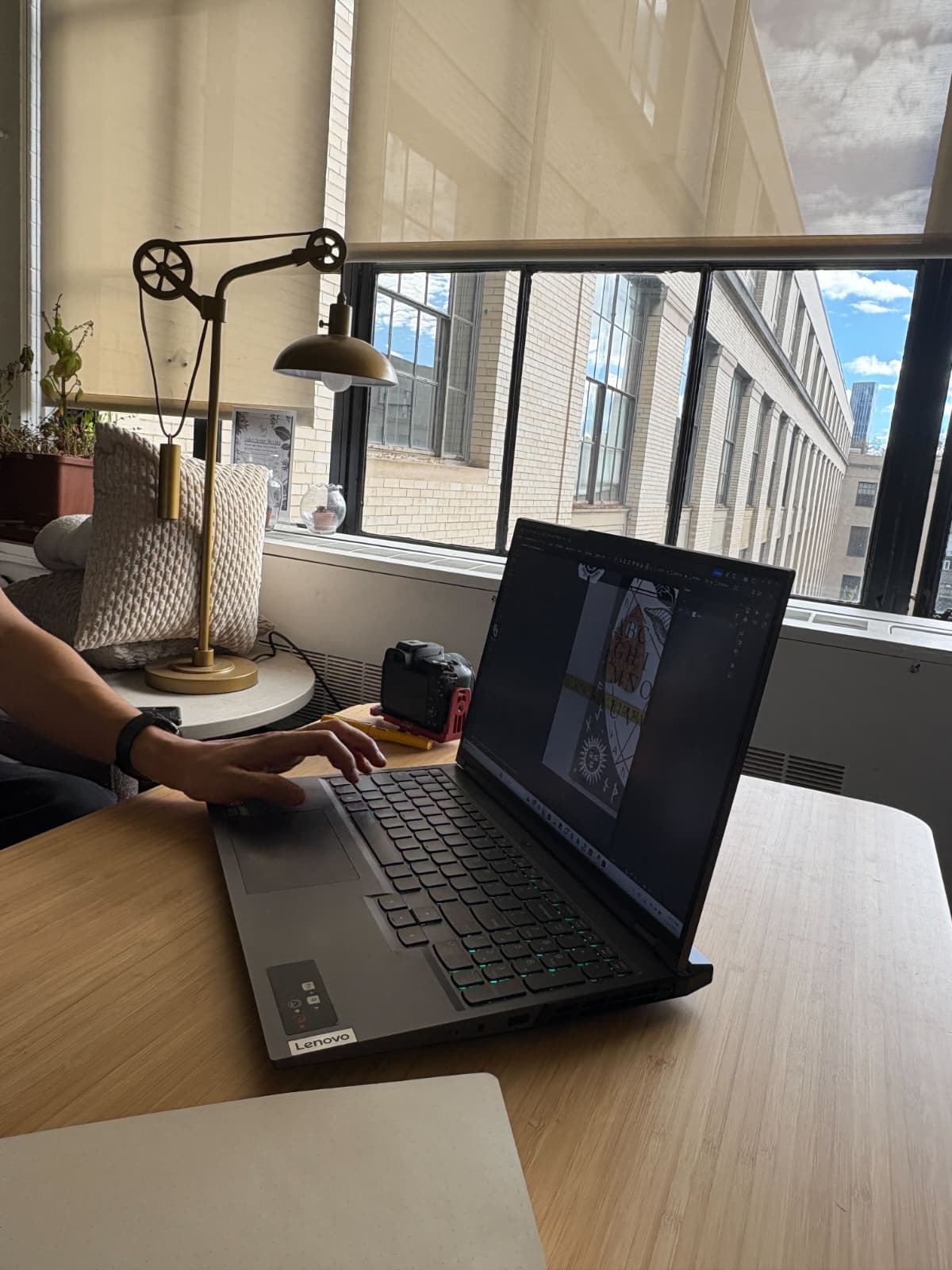 Front view of finished cursor with black-and-white distressed finish